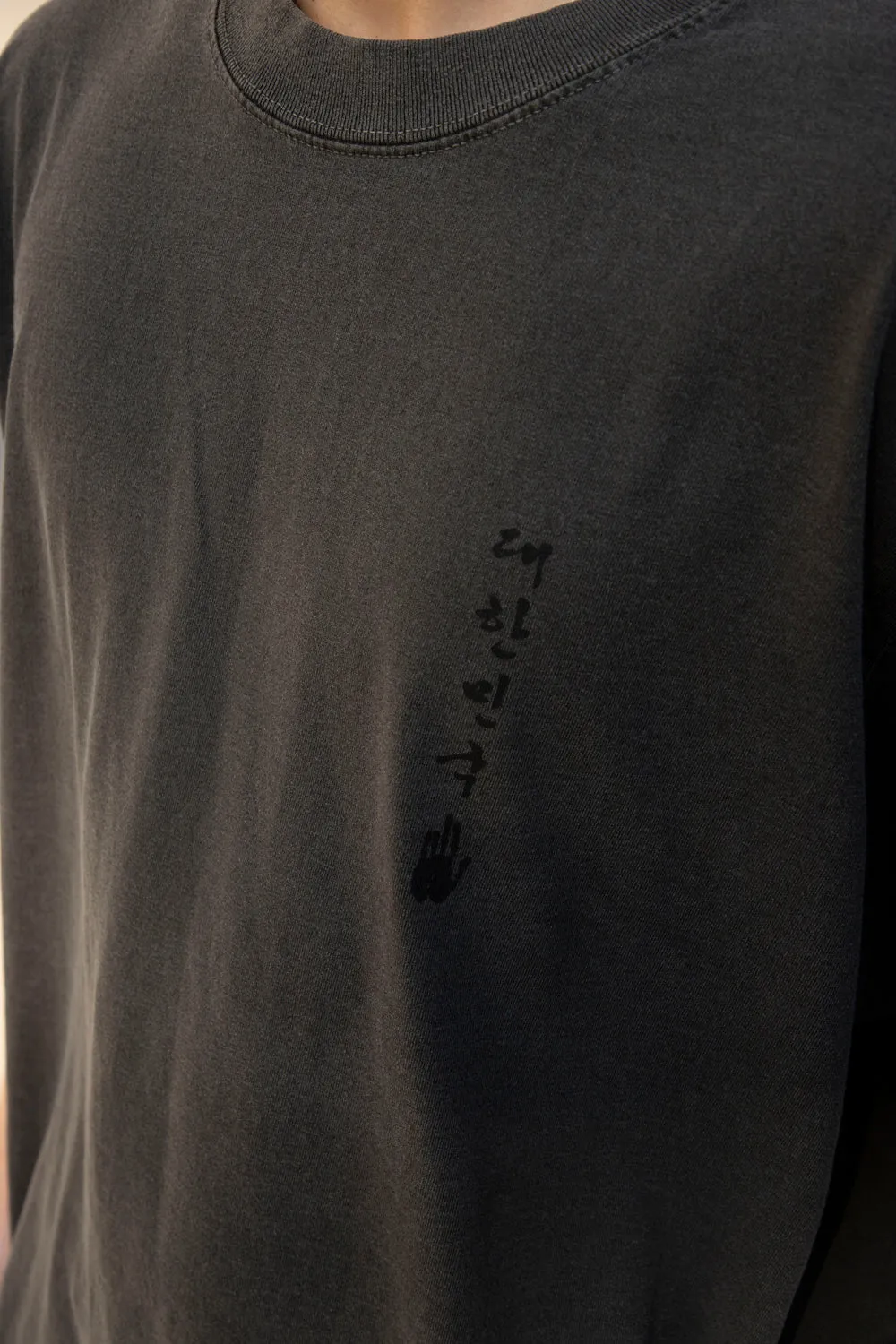 AHN HANDPRINT TEE (SHADOW)
